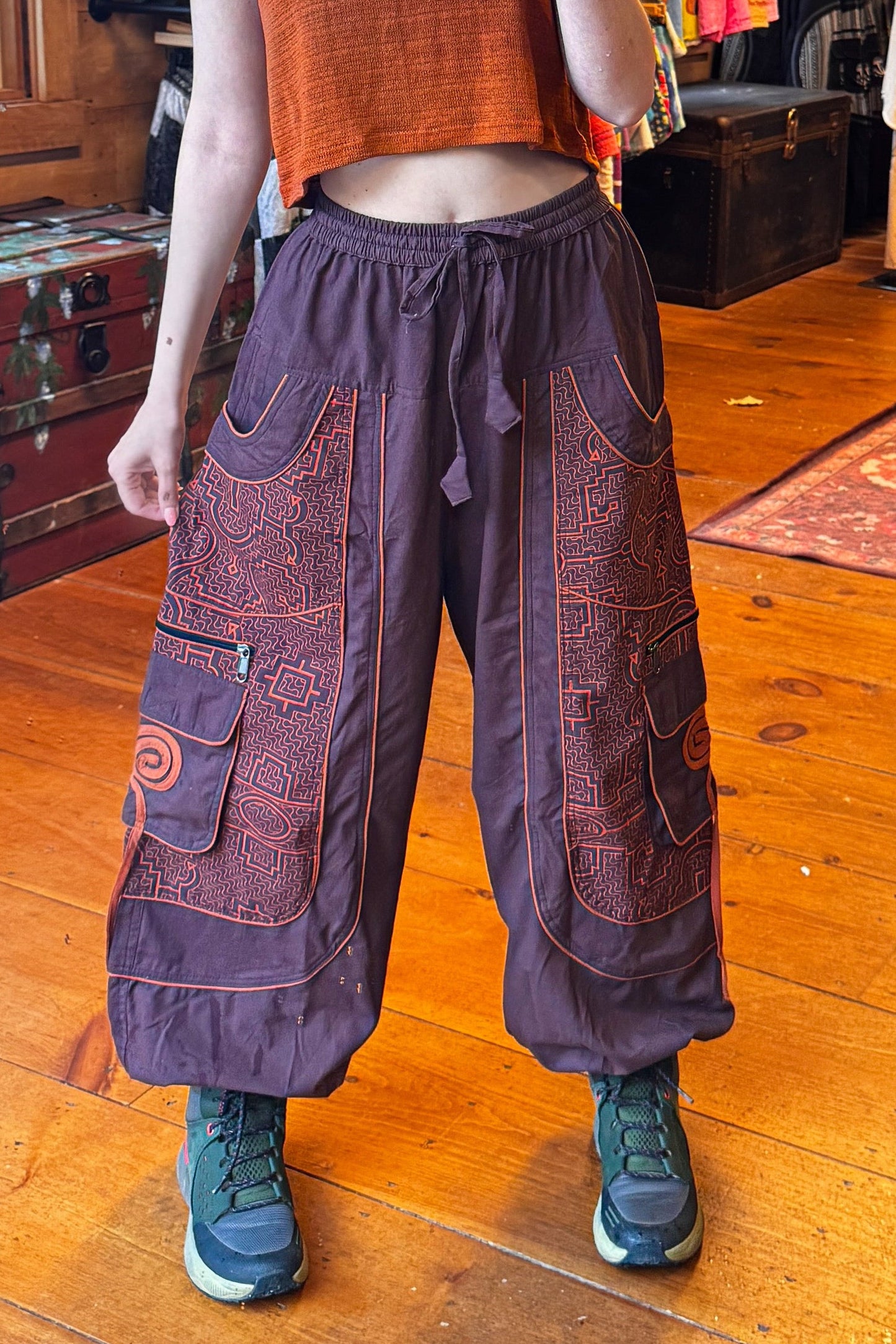 Swirl Detail Pocket Baggy Pant in Brown