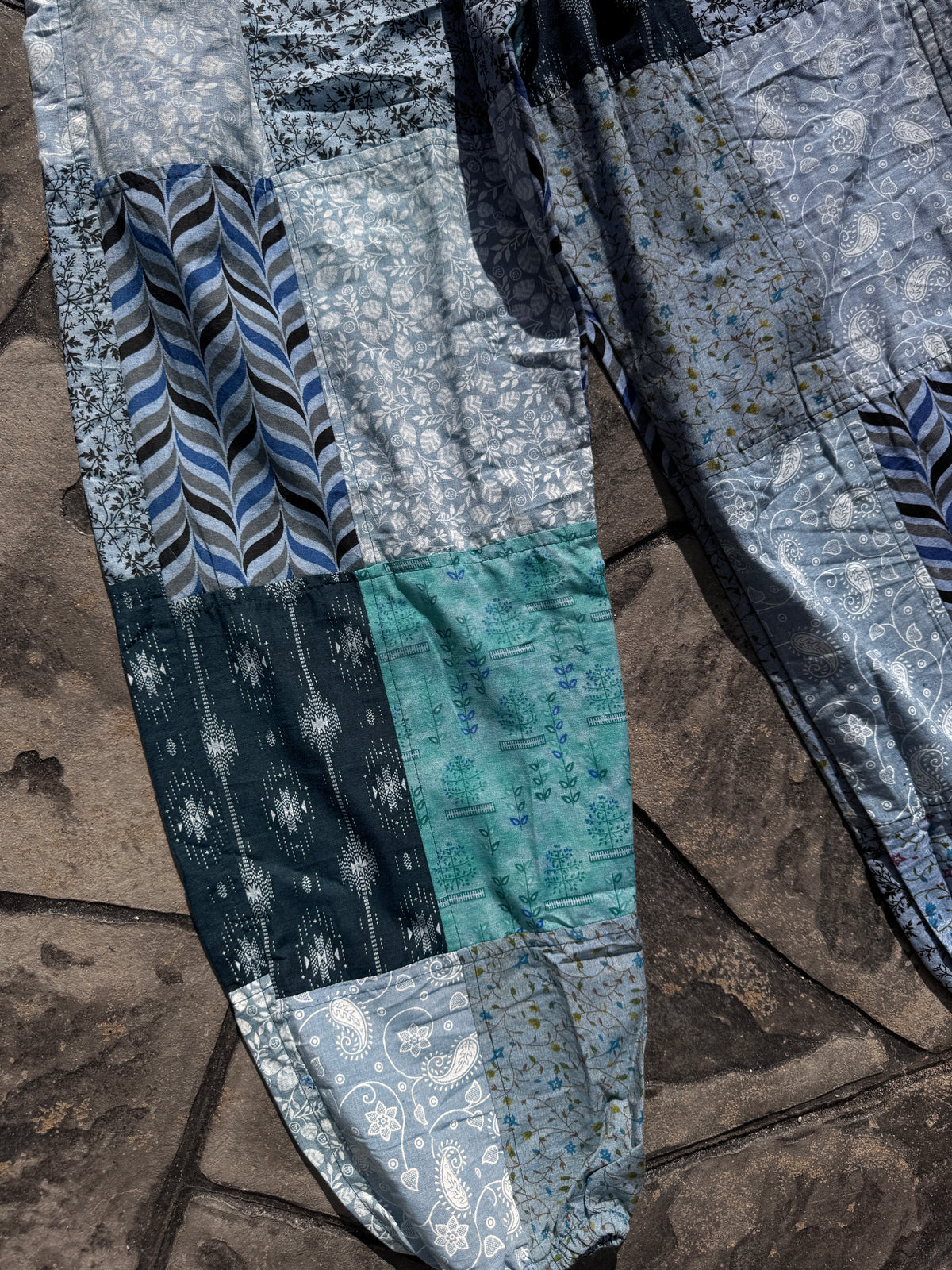 Floral Print Joggers w/ Waist Tie in Blue