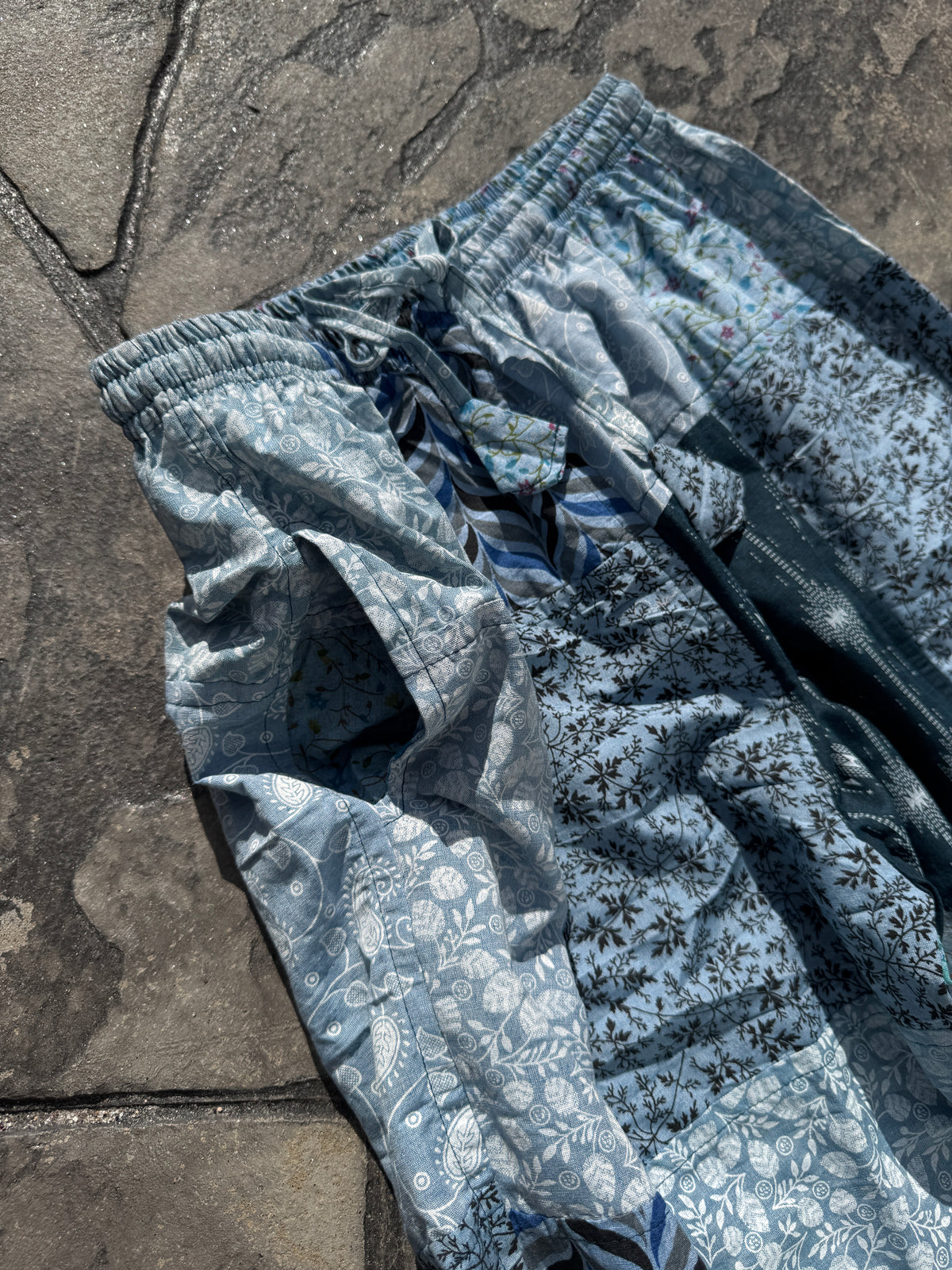 Floral Print Joggers w/ Waist Tie in Blue